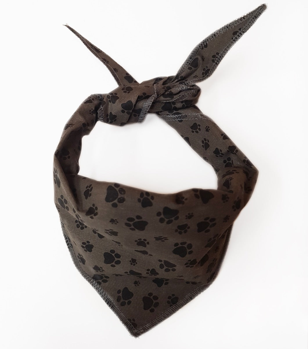 S3023 Black Pawprints Bandana, Grey